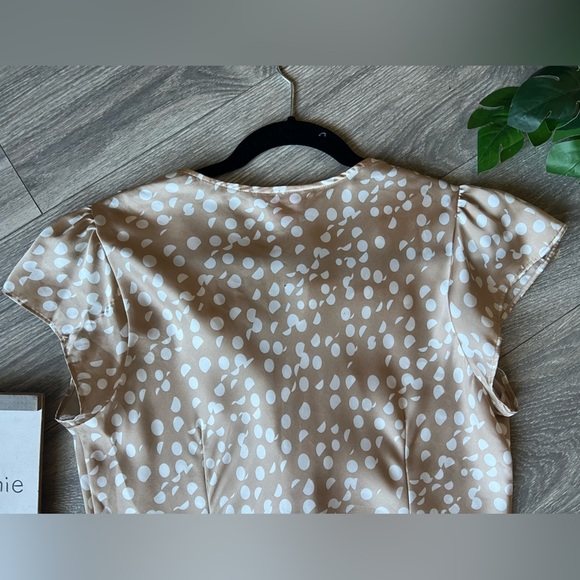 Sunny Leigh Tan and White Ruffle Blouse - Picture 6 of 8